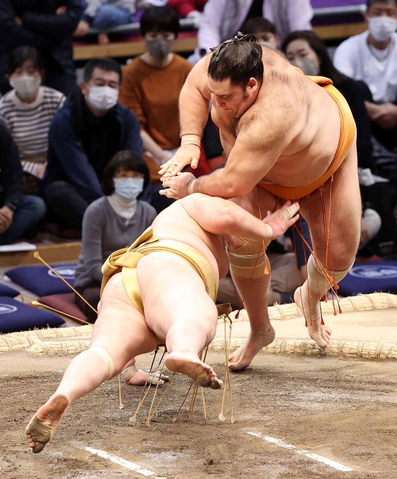輝（左）を引き落としで破る魁聖（撮影・鈴木正人）