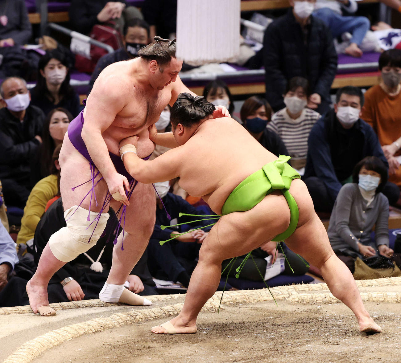 栃ノ心（左）を押し出しで破る天空海（撮影・鈴木正人）