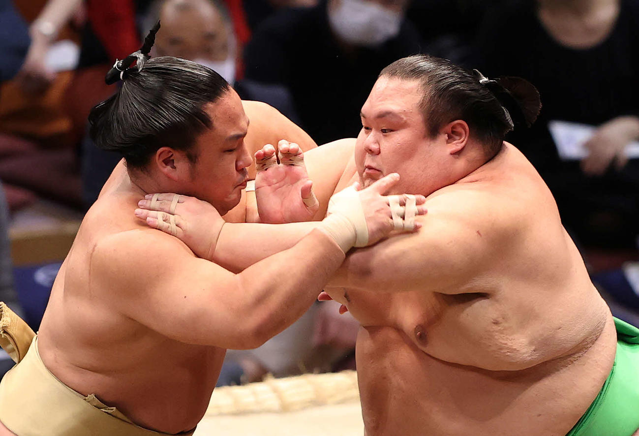 石浦（左）を攻める千代丸（撮影・鈴木正人）