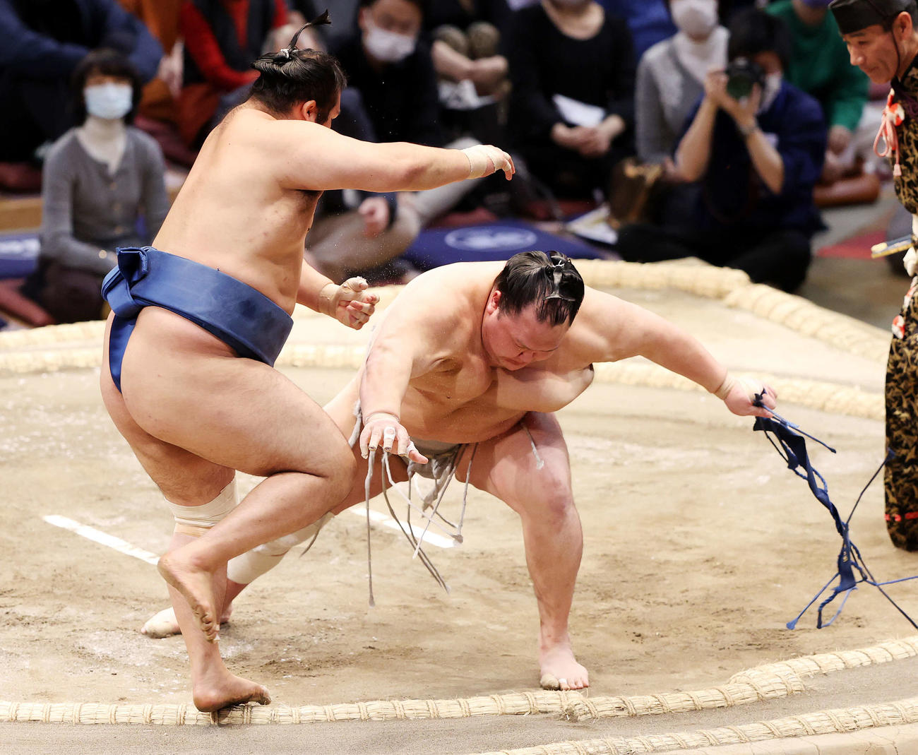 千代の国（左）を押し出しで破る北勝富士（撮影・鈴木正人）