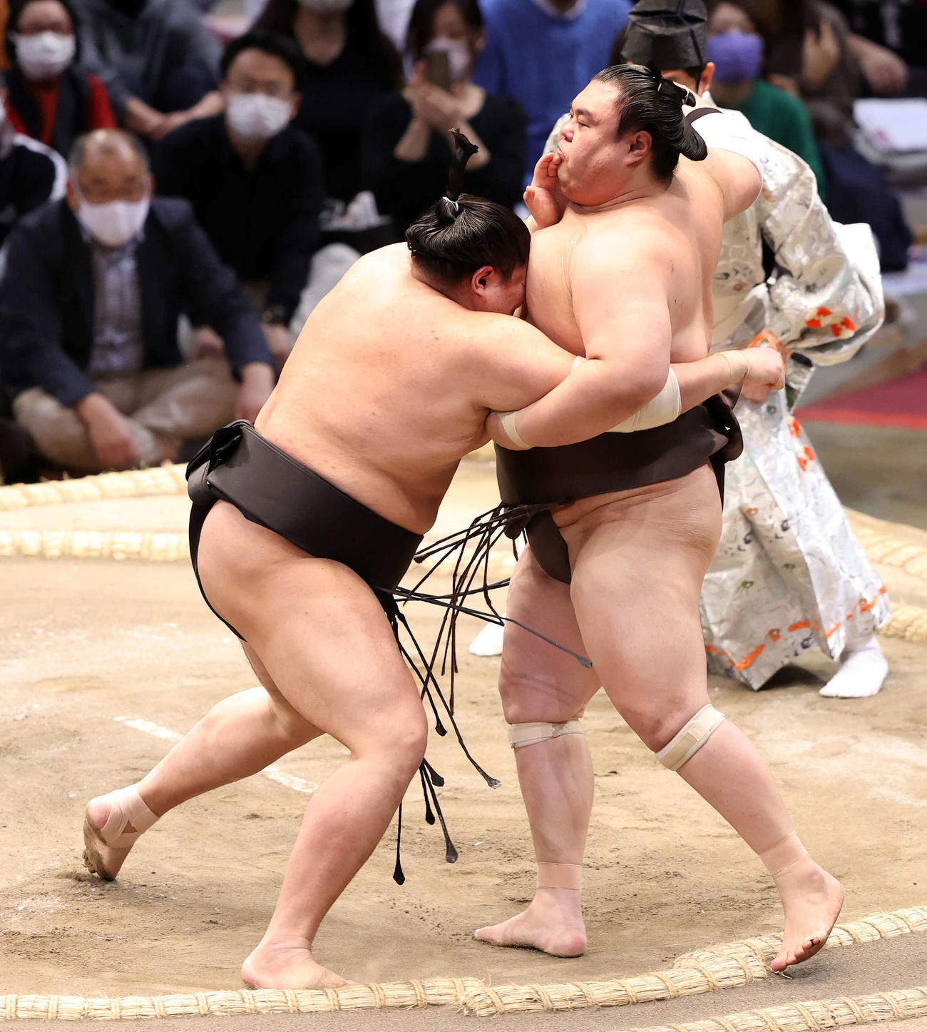 英乃海（右）を寄り切りで破る阿炎（撮影・鈴木正人）