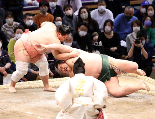 千代大龍（左）を肩すかしで破る宇良（撮影・鈴木正人）