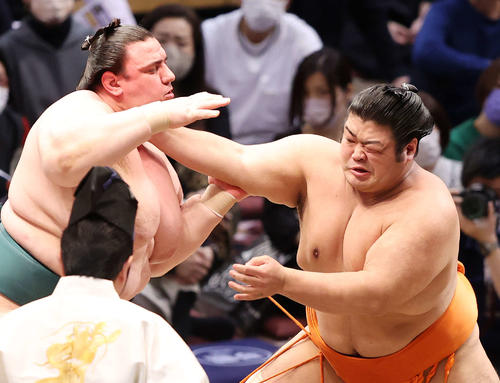 碧山（左）を攻める志摩ノ海（撮影・鈴木正人）