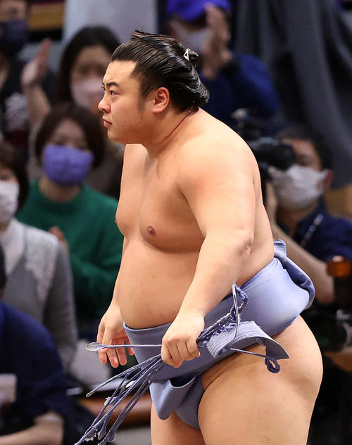 玉鷲を蹴返しで破った翔猿（撮影・鈴木正人）