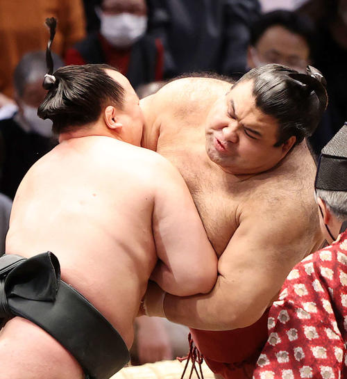 千代翔馬（左）を攻める高安（撮影・鈴木正人）