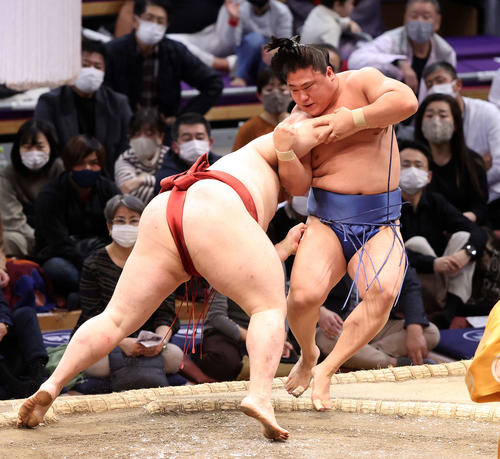 若隆景（右）を押し出しで破る隆の勝（撮影・鈴木正人）