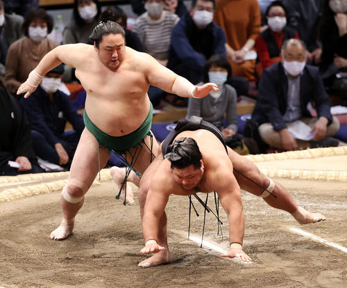 松鳳山（右）を突き落としで破る佐田の海（撮影・鈴木正人）
