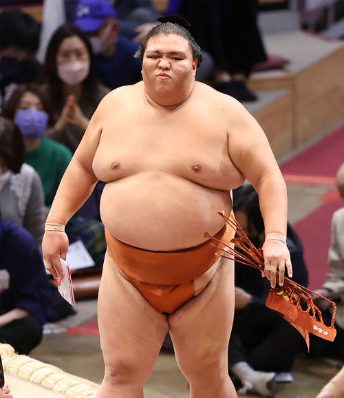 懸賞金を手に土俵を引き揚げる御嶽海（撮影・鈴木正人）
