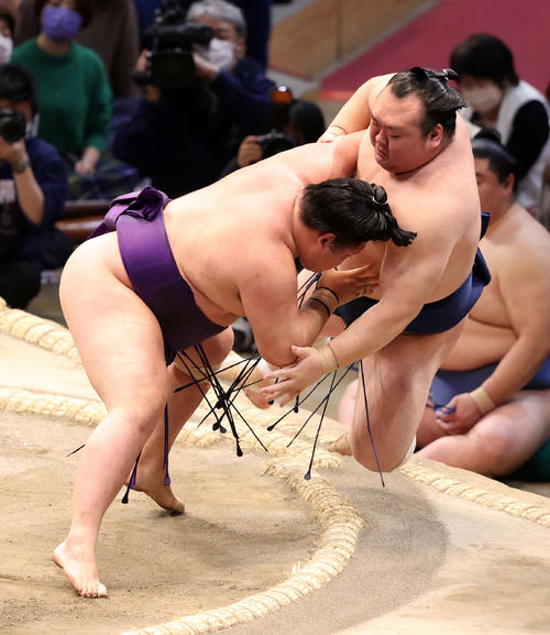宝富士（右）を寄り倒しで破る明生（撮影・鈴木正人）