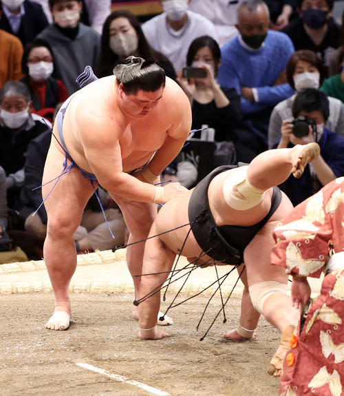 妙義龍（右）を突き落としで破る正代（撮影・鈴木正人）
