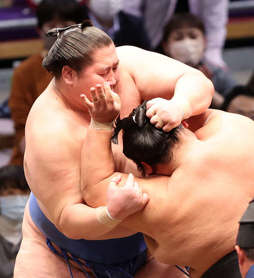 貴景勝（右）の髷をつかみ反則負けになる逸ノ城（撮影・鈴木正人）