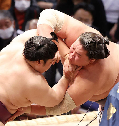 遠藤（左）と攻め合う照ノ富士（撮影・鈴木正人）