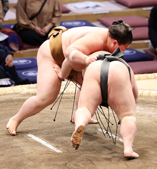 武将山（右）を上手出し投げで破る王鵬（撮影・鈴木正人）