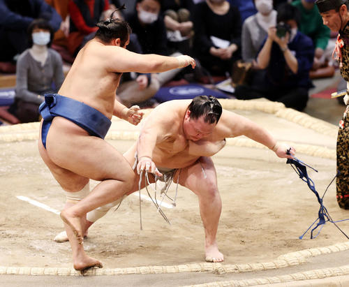 千代の国（左）を押し出しで破る北勝富士（撮影・鈴木正人）