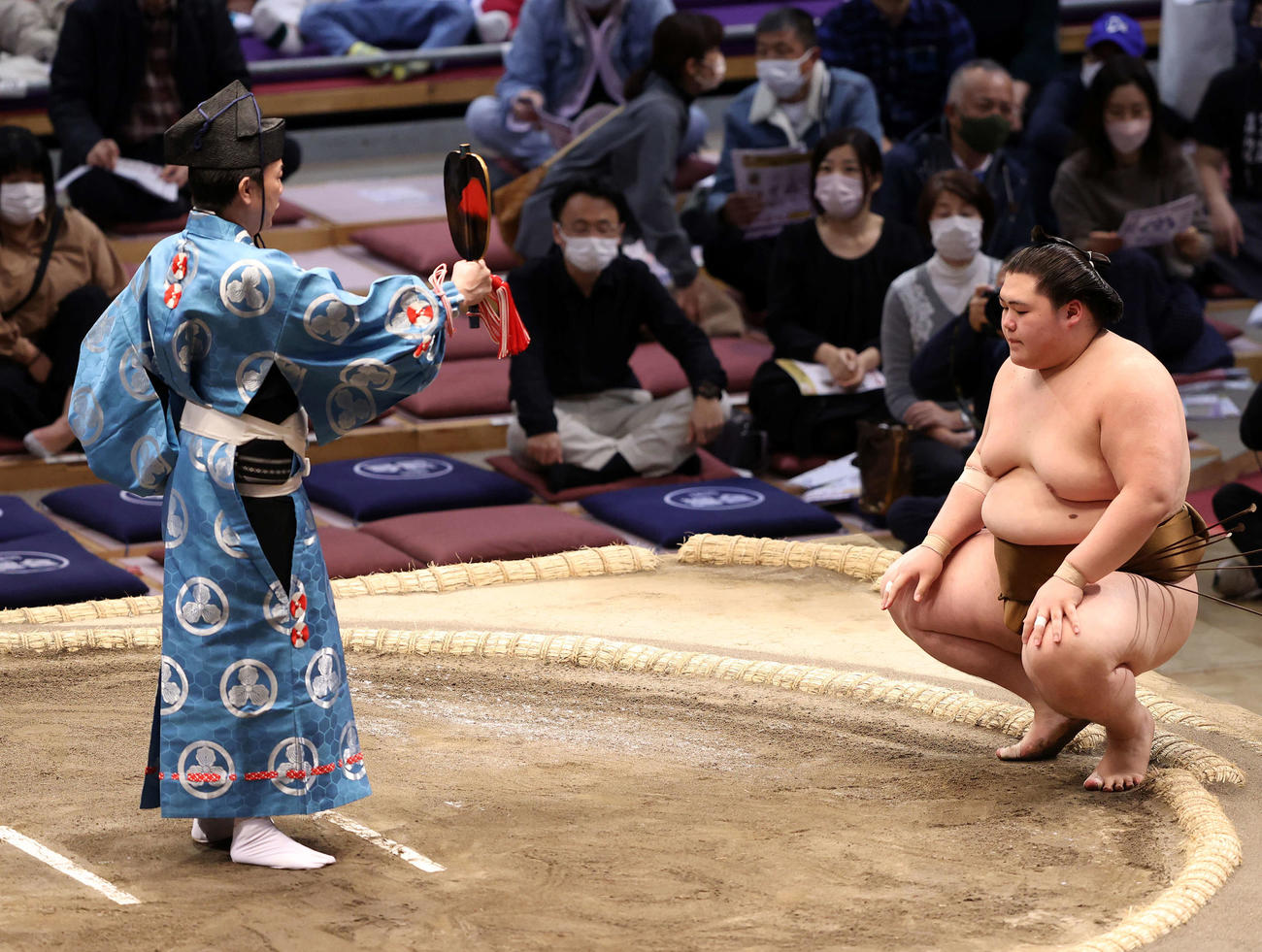 武将山を上手出し投げで破り勝ち名乗りを受ける王鵬（撮影・鈴木正人）
