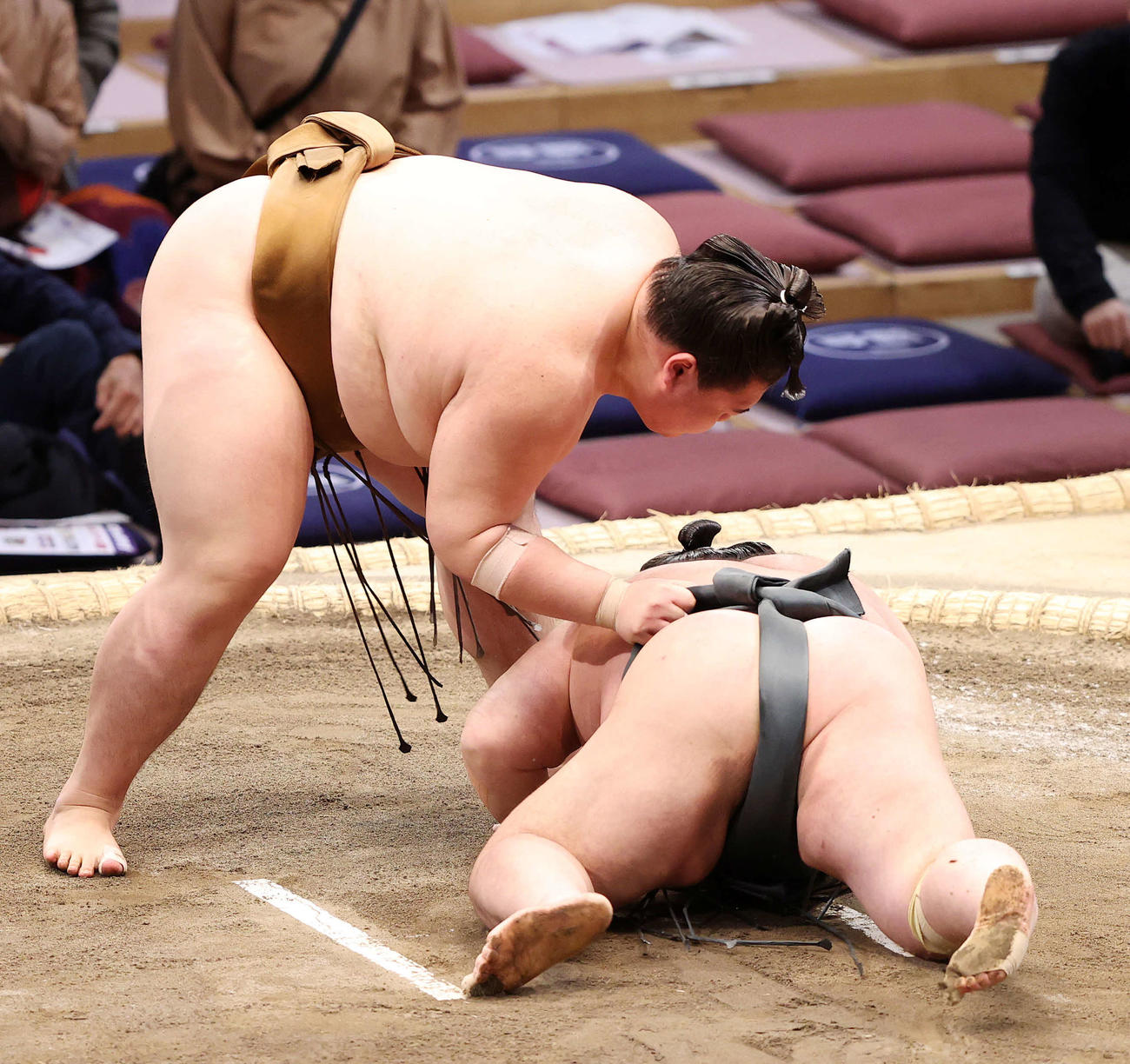 武将山（右）を上手出し投げで破る王鵬（撮影・鈴木正人）