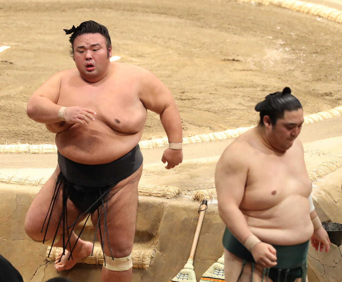 隠岐の海（右）を押し出しで破る貴景勝（撮影・屋方直哉）