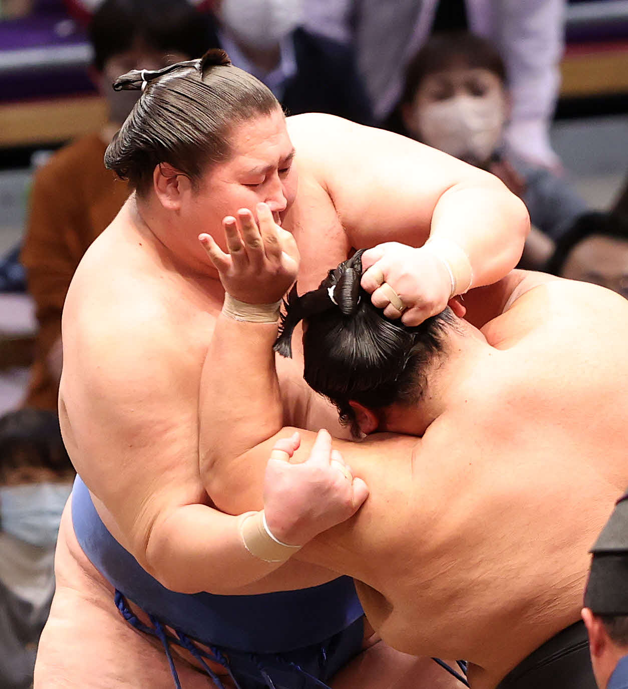 貴景勝（右）の髷をつかみ反則負けになる逸ノ城（撮影・鈴木正人）