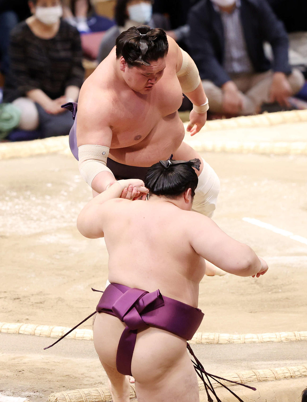 遠藤（手前）を押し出しで破る照ノ富士（撮影・鈴木正人）