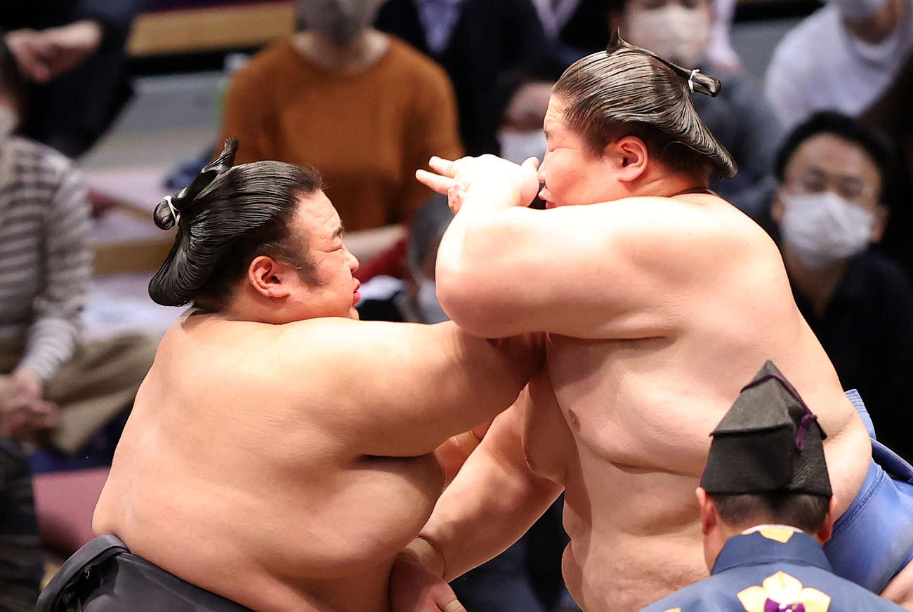 逸ノ城（右）と攻め合う貴景勝（撮影・鈴木正人）