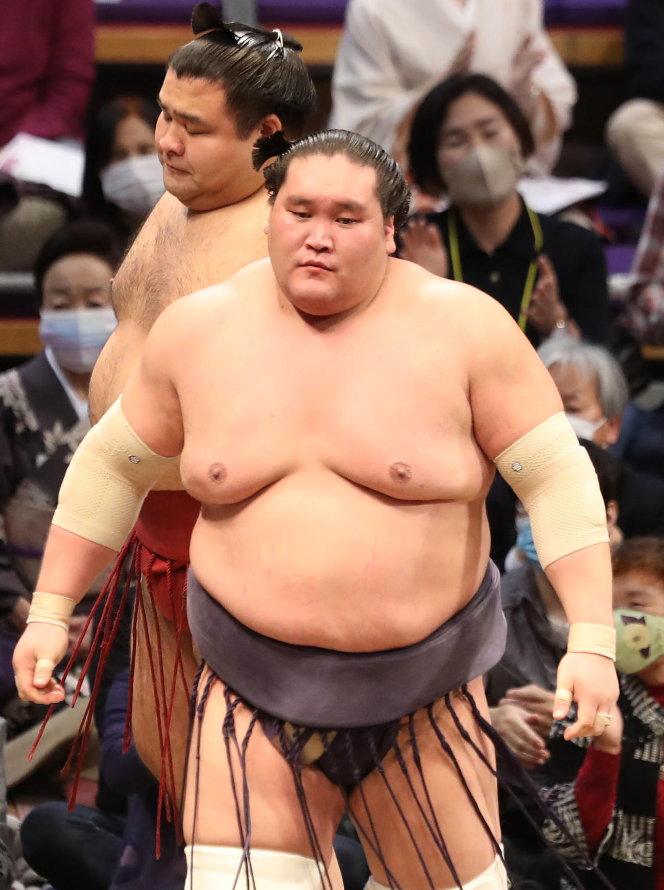 高安（左）を寄り切りで破る照ノ富士（撮影・屋方直哉）