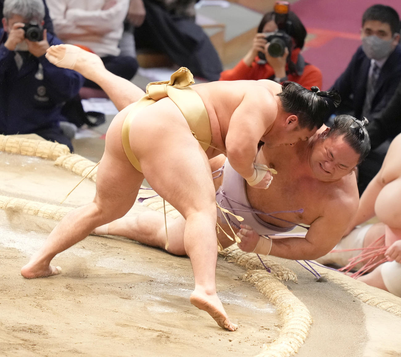 琴恵光（右）を下手投げで破る石浦（撮影・小沢裕）