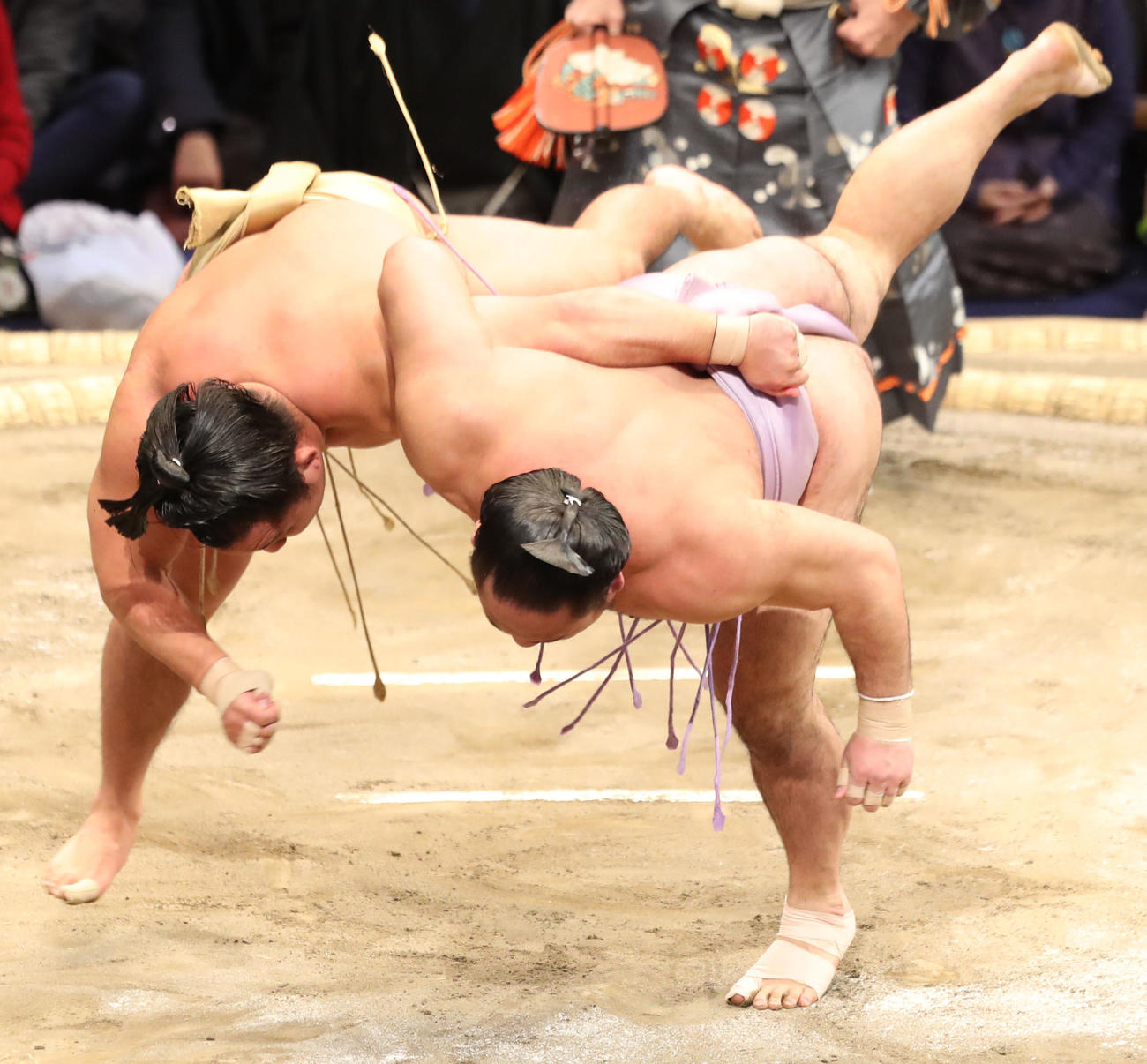 琴恵光（右）を下手投げで破る石浦（撮影・屋方直哉）