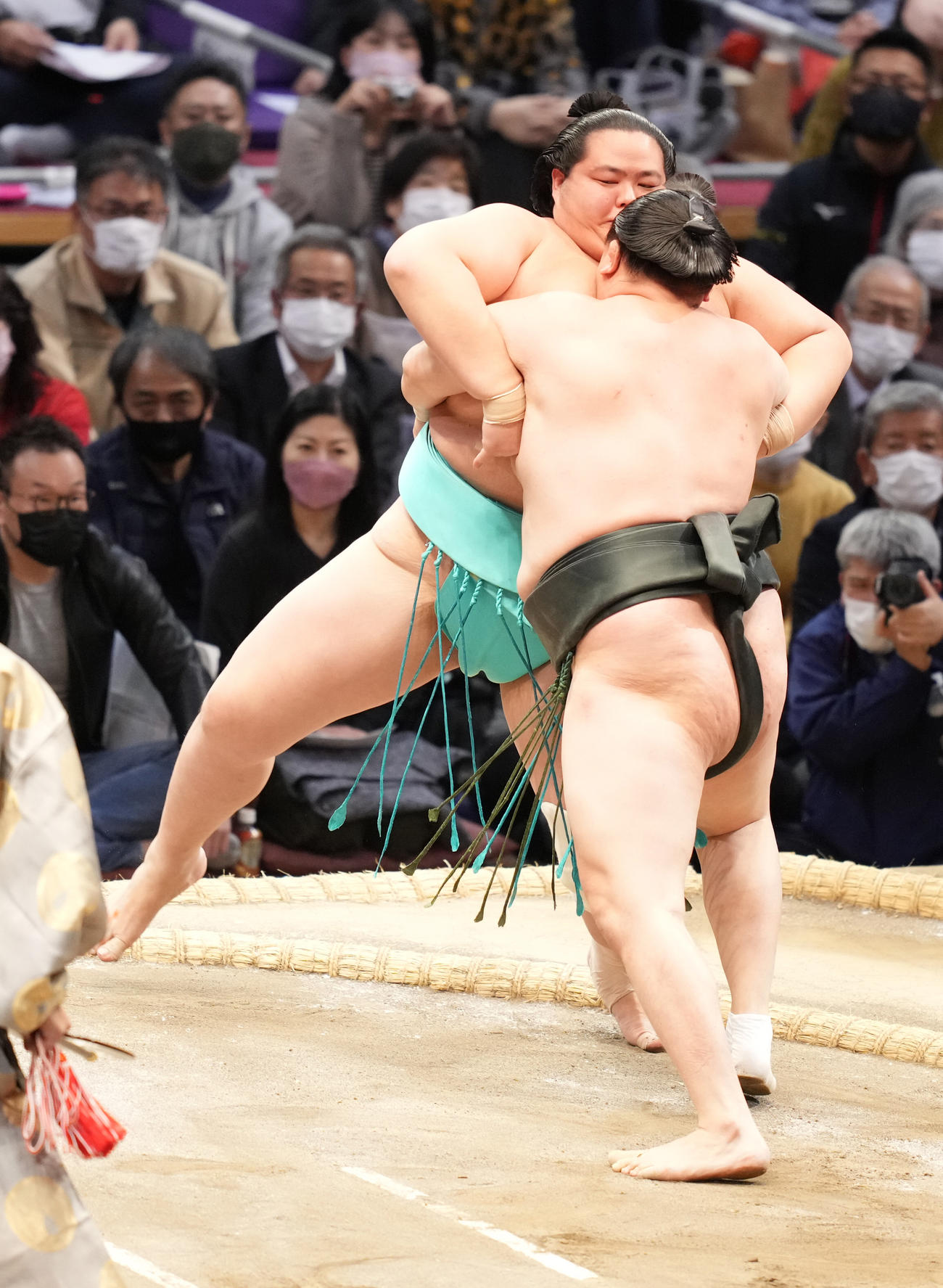 千代翔馬は琴ノ若（左）を渡し込みで破る（撮影・小沢裕）