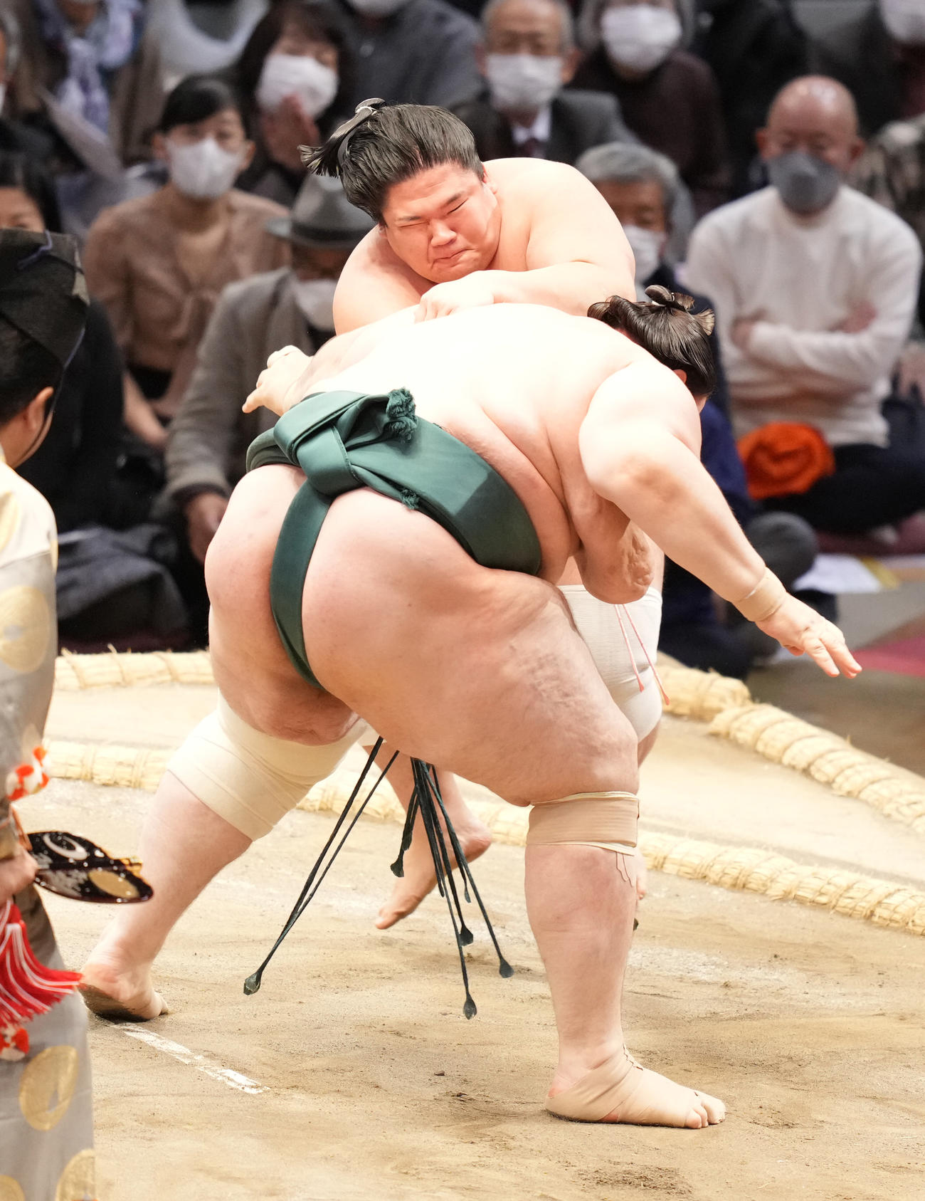 宇良は碧山（手前）を肩すかしで破る（撮影・小沢裕）