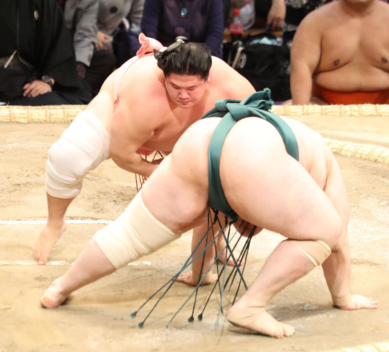 碧山（左）を肩透かしで破る宇良（撮影・屋方直哉）