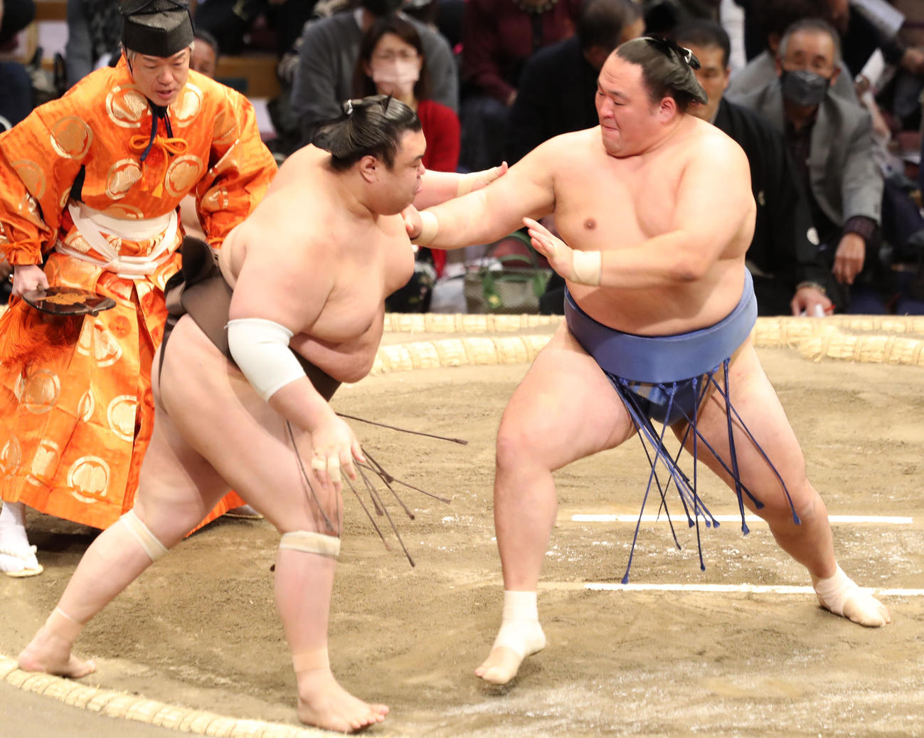 英乃海（左）を押し出しで破る玉鷲（撮影・屋方直哉）