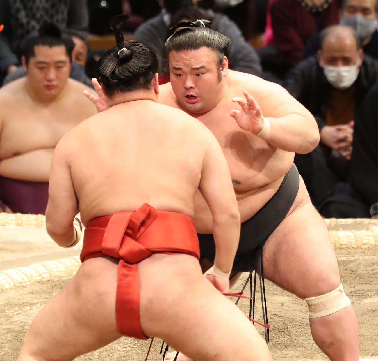 豊昇龍（左）を攻める貴景勝（撮影・屋方直哉）