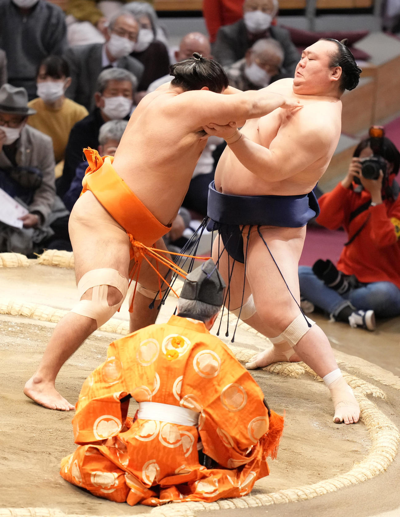 志摩ノ海（左）は宝富士を押し出しで破る（撮影・小沢裕）