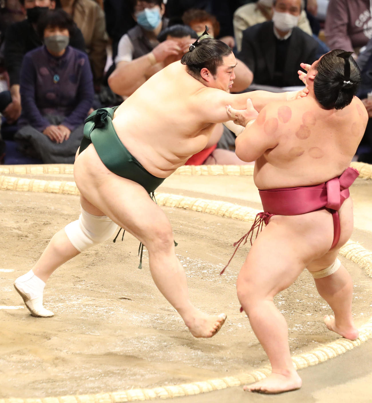 大栄翔（右）を押し出しで破る隠岐の海（撮影・屋方直哉）