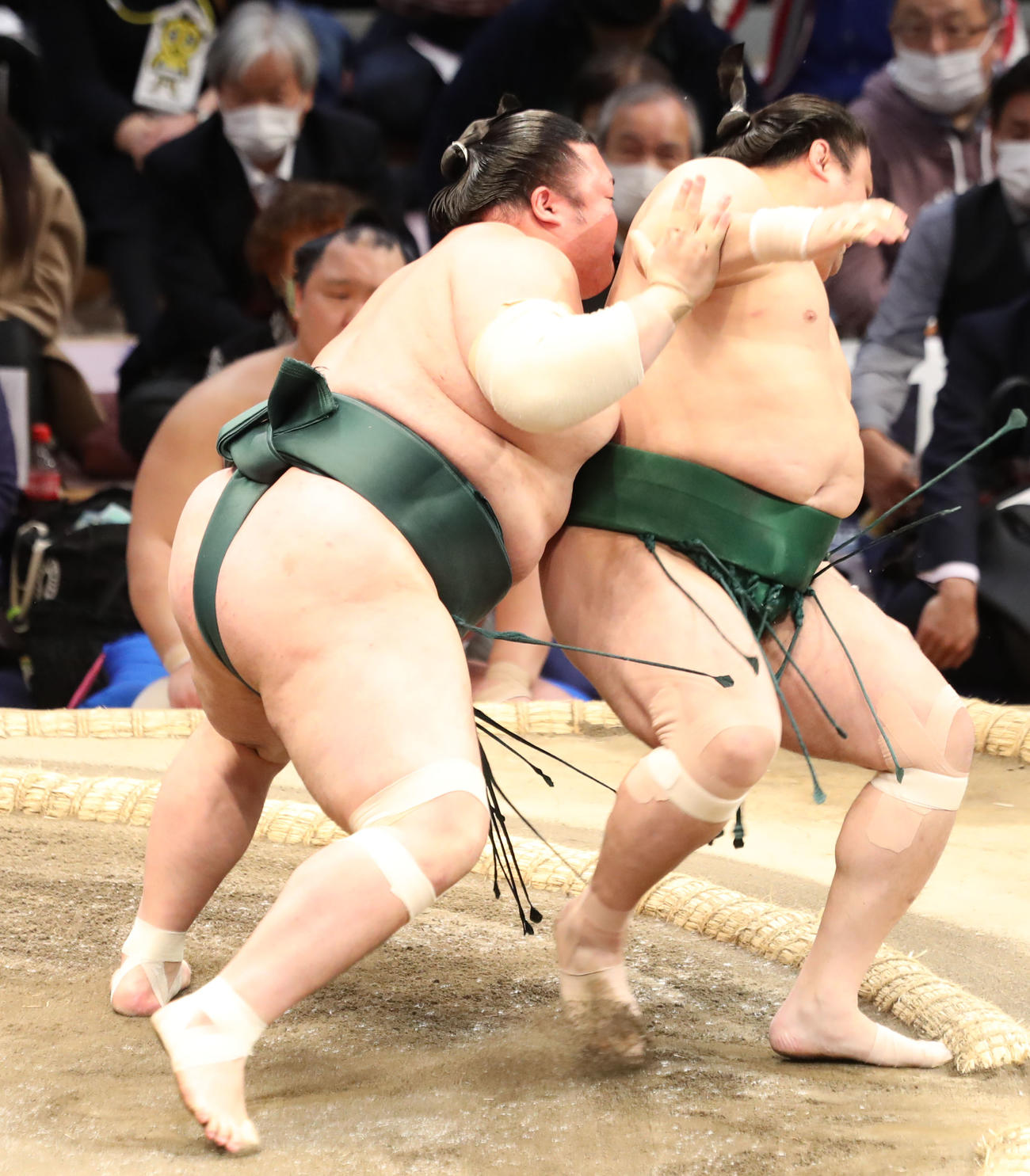 佐田の海（右）を寄り倒しで破る豊山（撮影・屋方直哉）