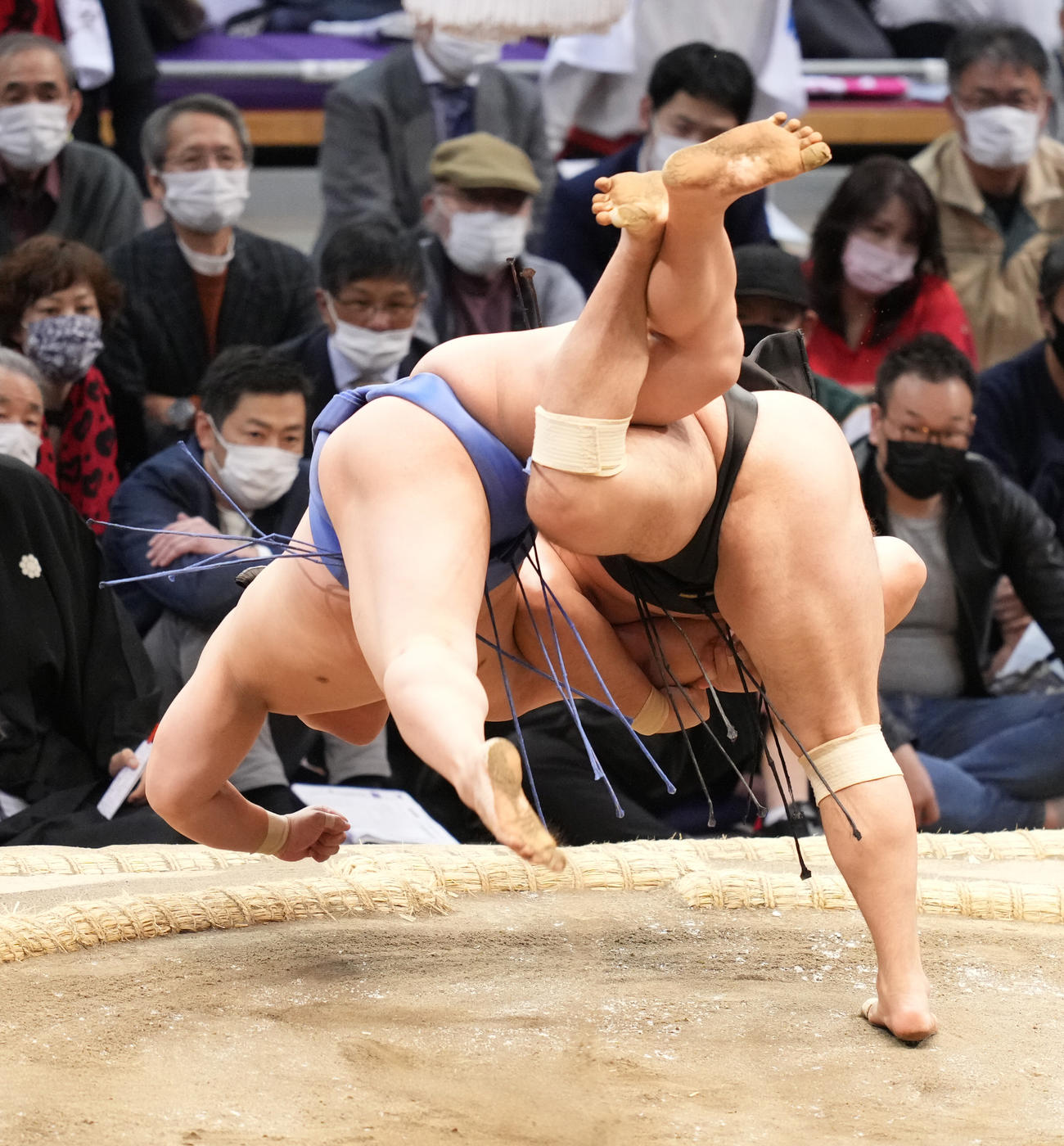霧馬山は若隆景（左）を掛け投げで破る（撮影・小沢裕）