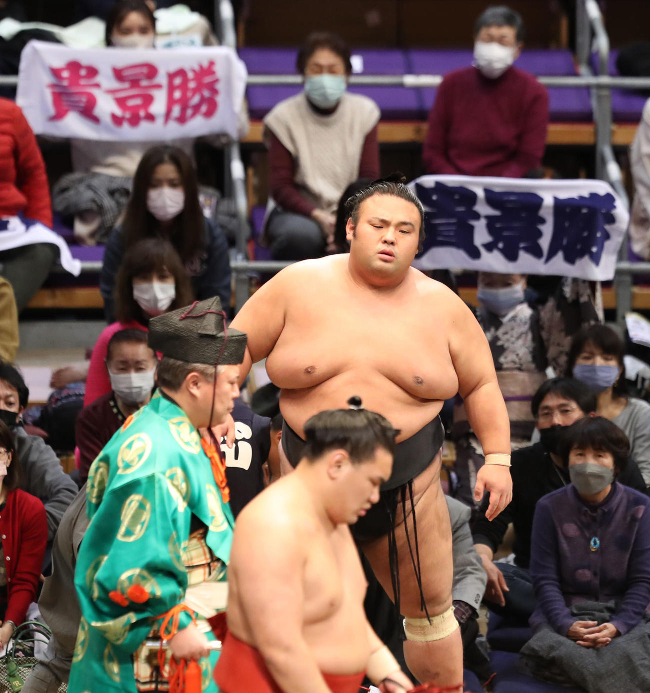 豊昇龍（手前）を押し出しで破る貴景勝（撮影・屋方直哉）