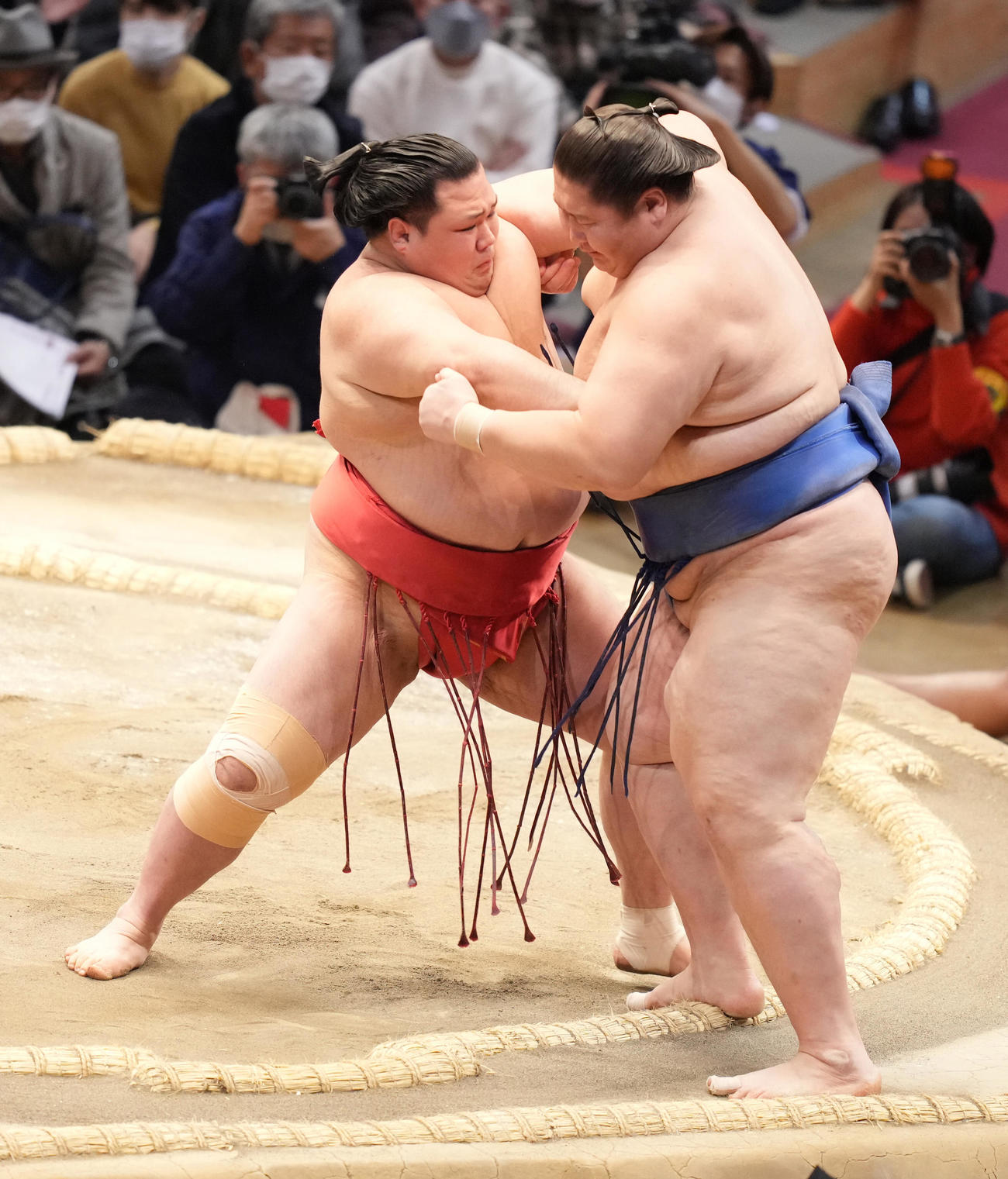 阿武咲（左）は逸ノ城を押し出しで破る（撮影・小沢裕）