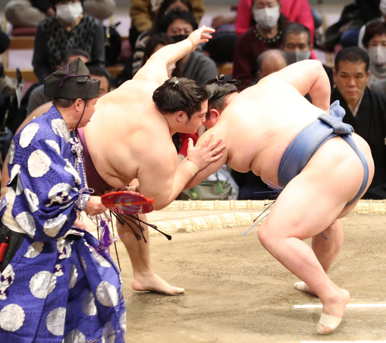正代（右）を突き落としで破る遠藤（撮影・屋方直哉）