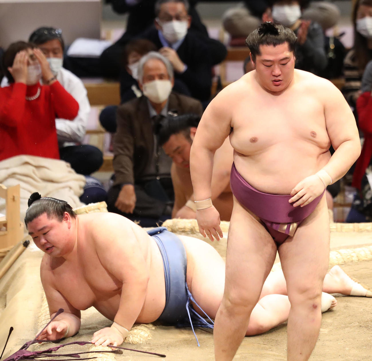正代（左）を突き落としで破る遠藤（撮影・屋方直哉）