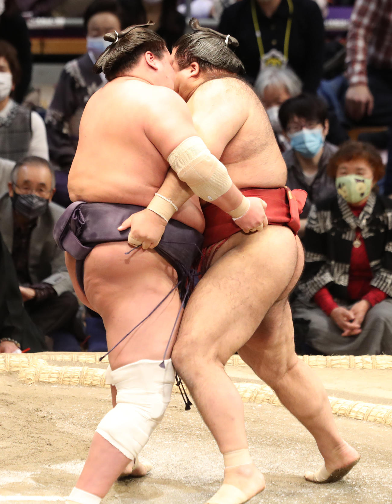 高安（右）を寄り切りで破る照ノ富士（撮影・屋方直哉）