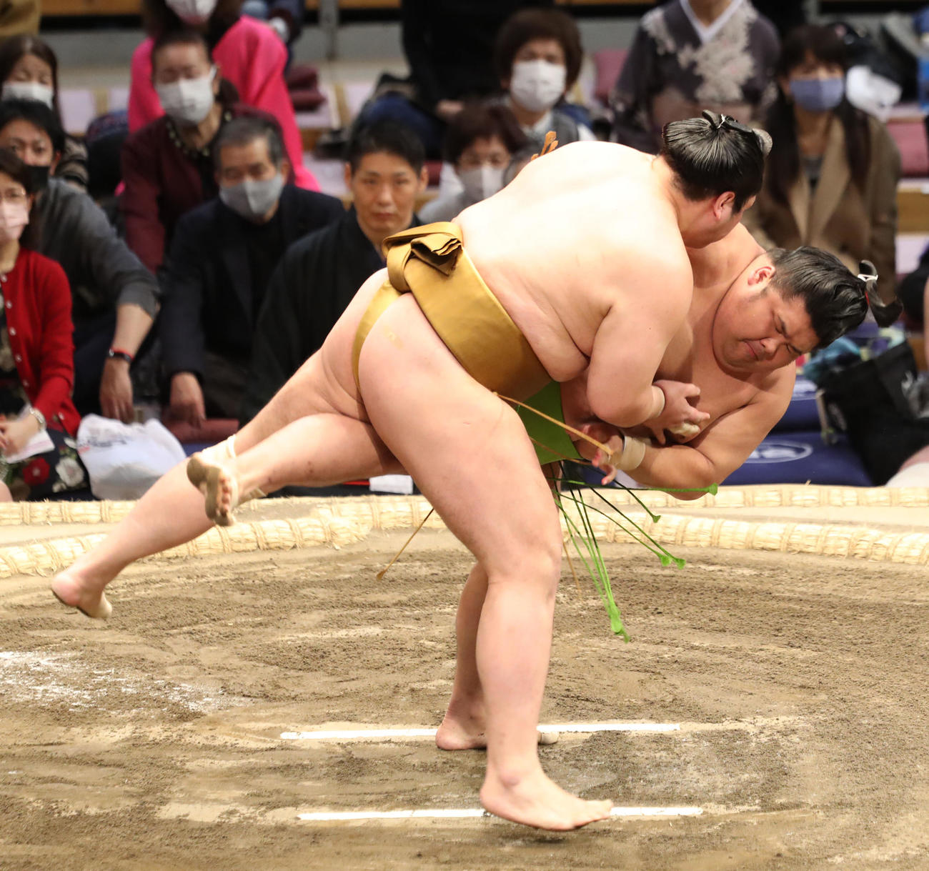 輝（左）を掛け投げで破る天空海（撮影・屋方直哉）