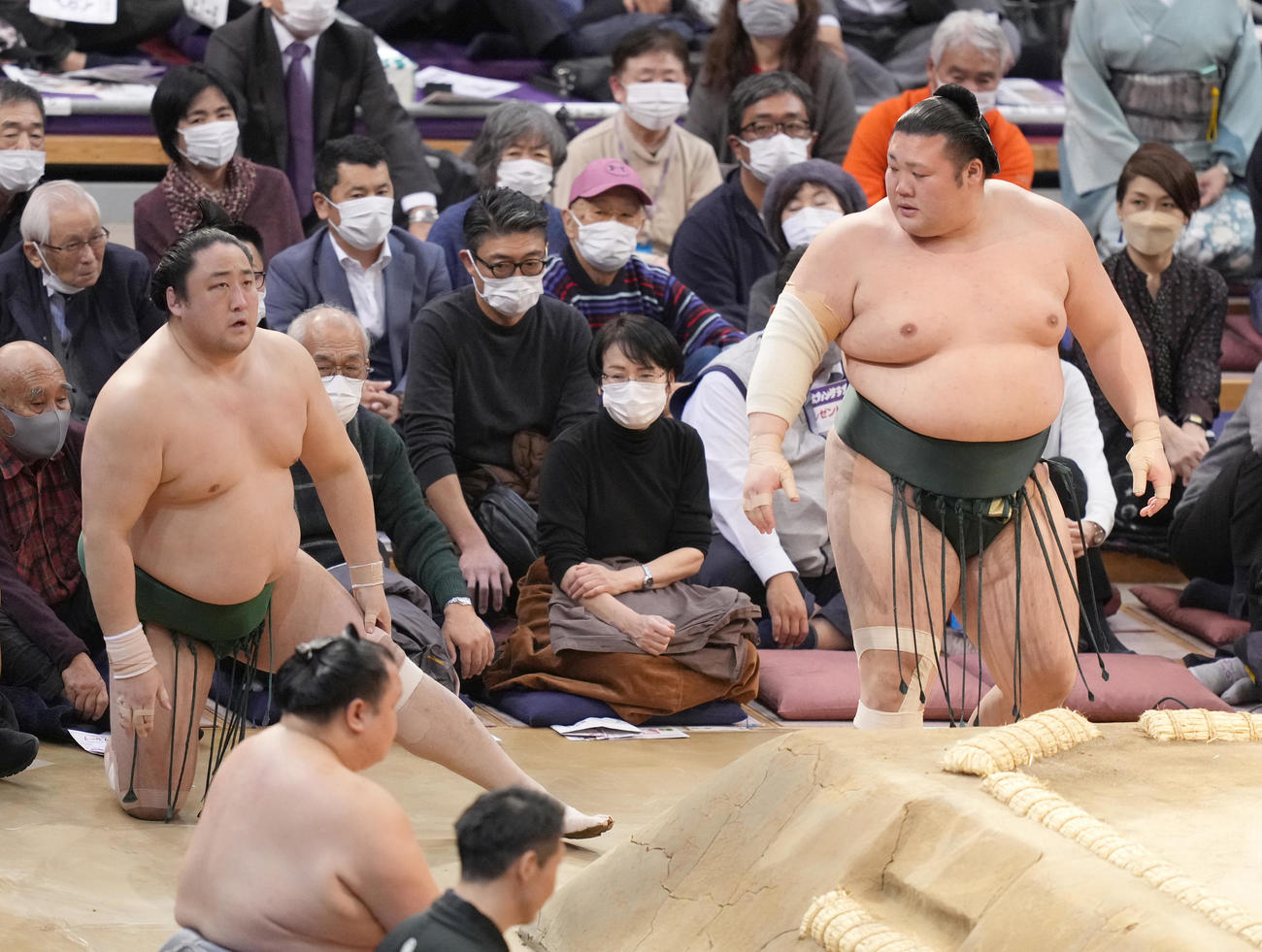 豊山は佐田の海（左）を寄り倒しで破る（撮影・小沢裕）