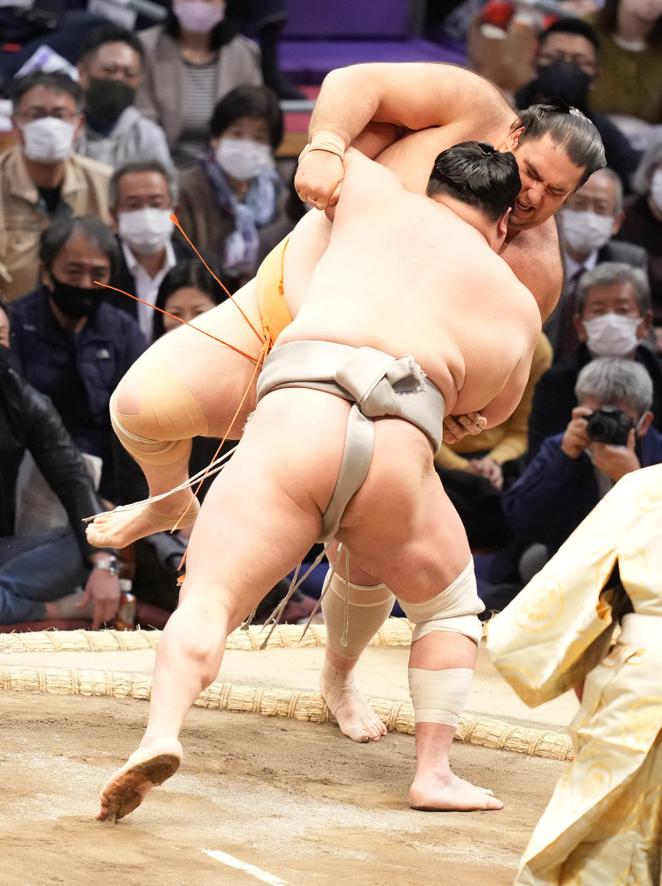 北勝富士（手前）は魁聖を押し出しで破る（撮影・小沢裕）