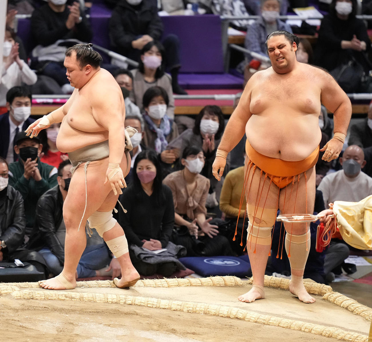 北勝富士（左）は魁聖を押し出しで破る（撮影・小沢裕）