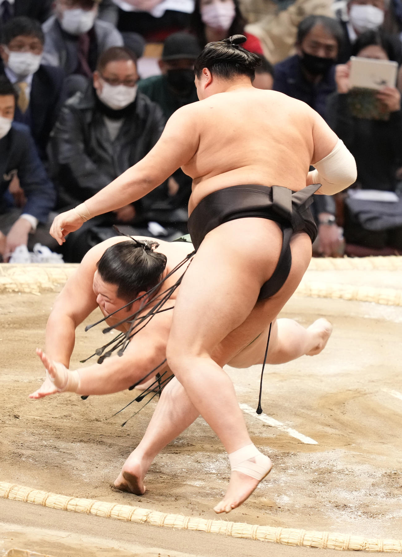 阿炎（右）は千代大龍を引き落としで破る（撮影・小沢裕）