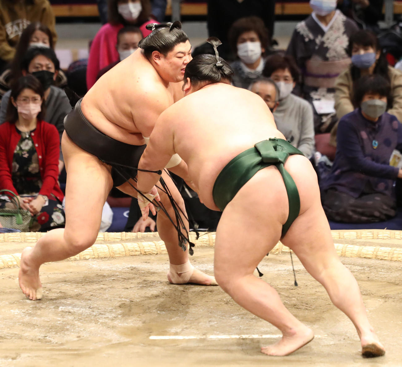 千代大龍（右）を引き落としで破る阿炎（撮影・屋方直哉）