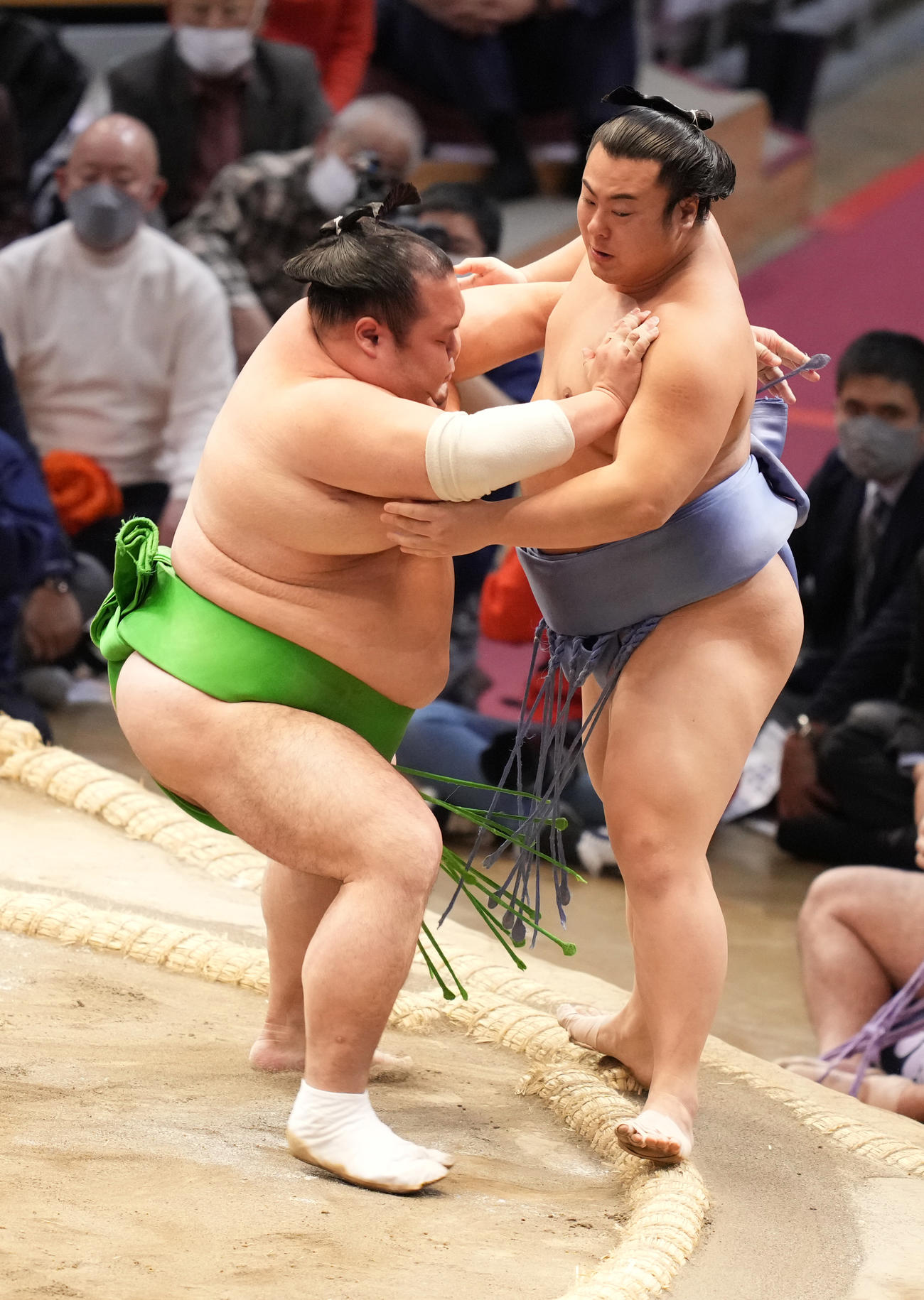 千代丸（左）は寄り切りで翔猿を破る（撮影・小沢裕）