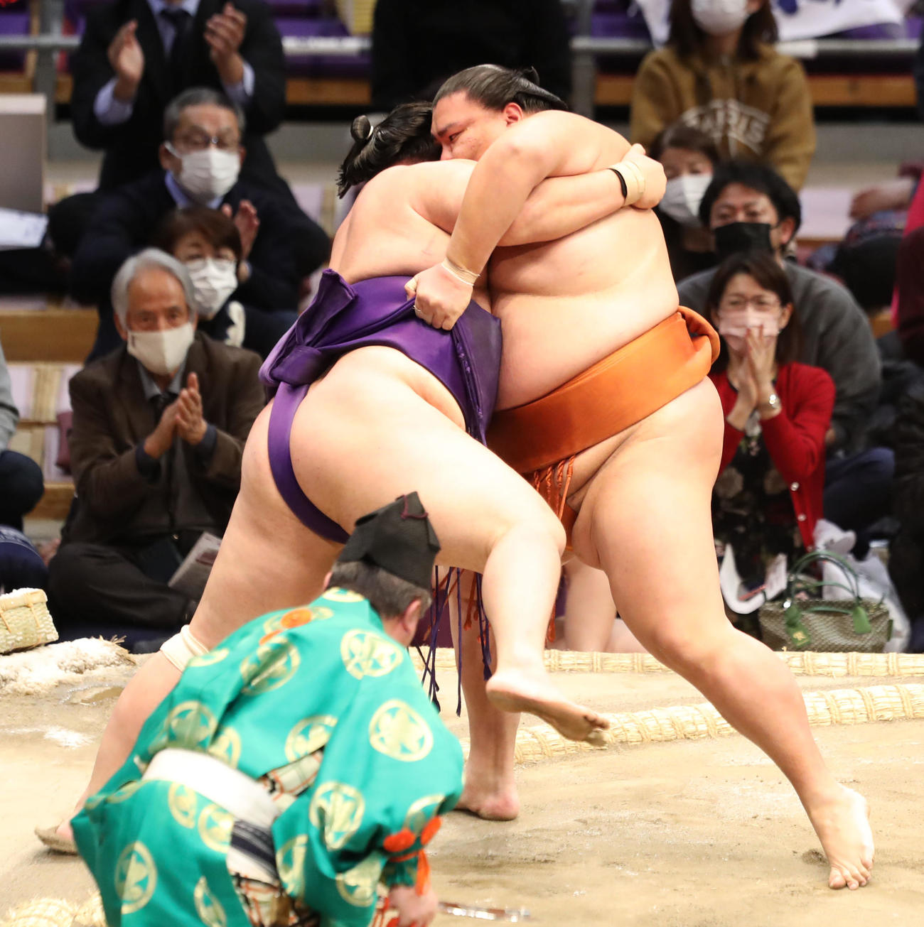 明生（左）を寄り切り破る御嶽海（撮影・屋方直哉）