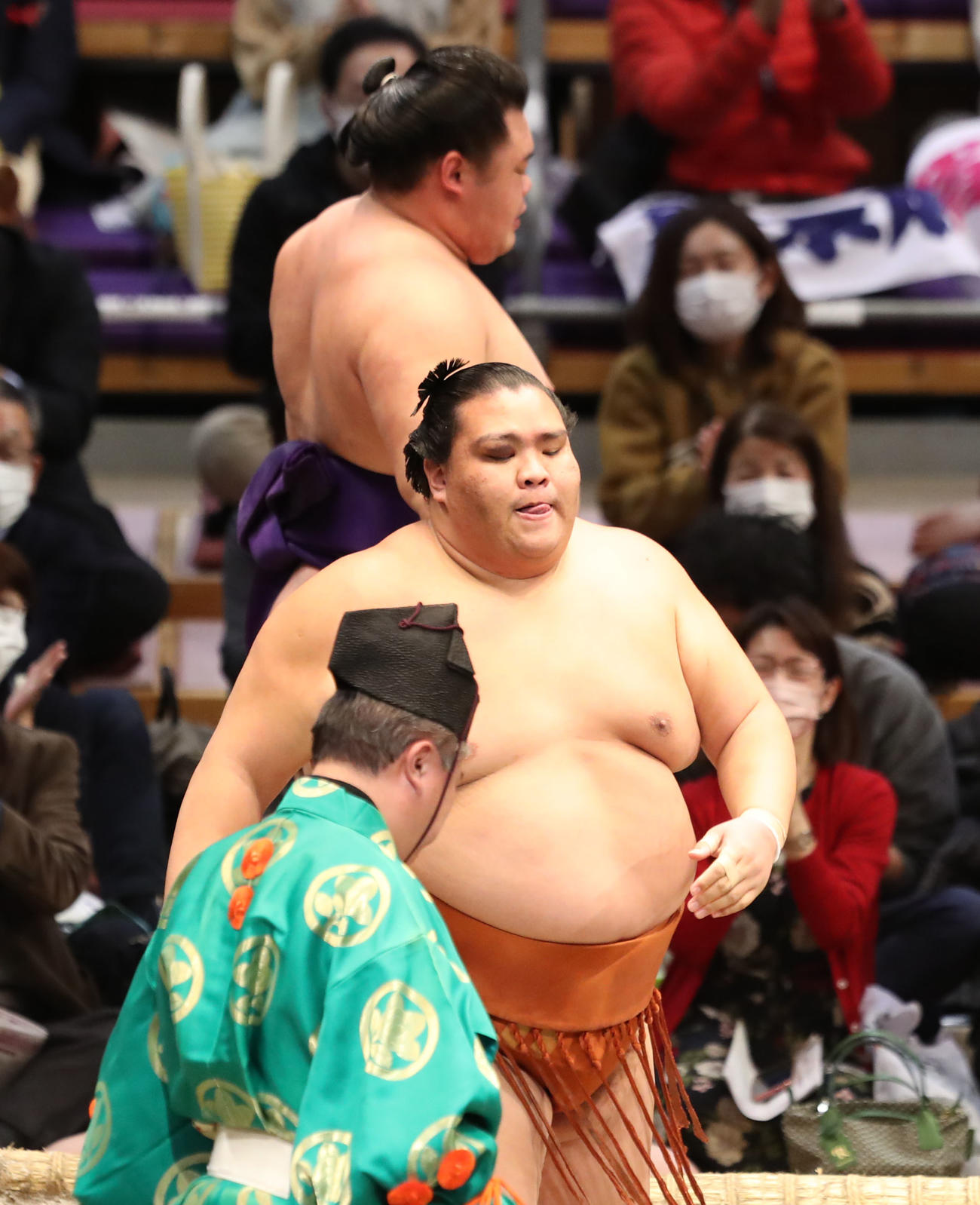 明生（奥）を寄り切り破る御嶽海（撮影・屋方直哉）